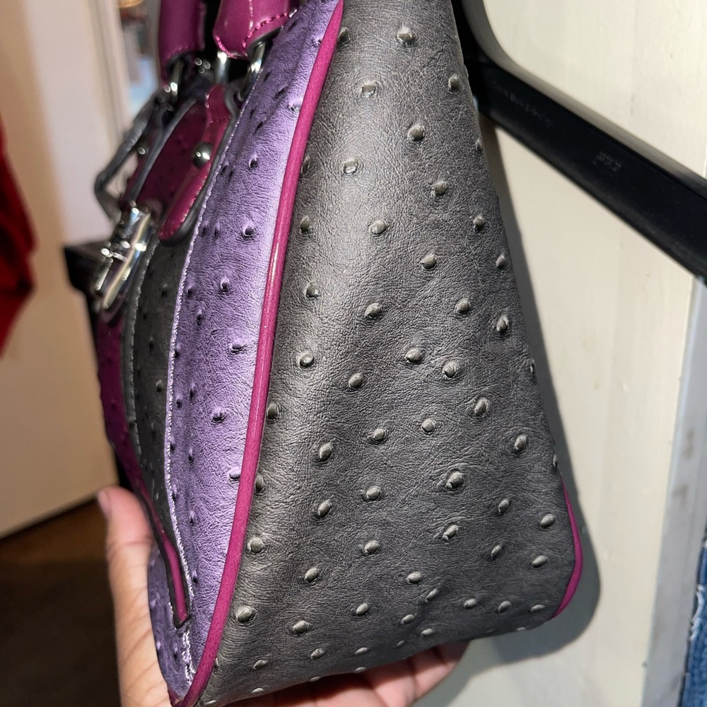 GUESS Women's Vintage Handbag - Black, Wine, Purple - Large G Logo - Picture 5 of 11